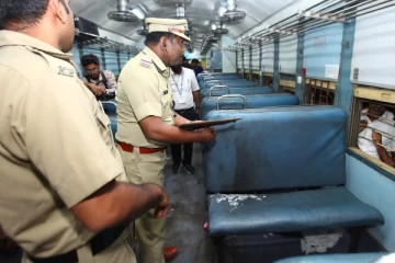 ஓடும் ரயிலில் பயணிகள் மீது தீ வைத்த கொடூரம் - குழந்தை உட்பட 3 பேர் பரிதாப பலி!