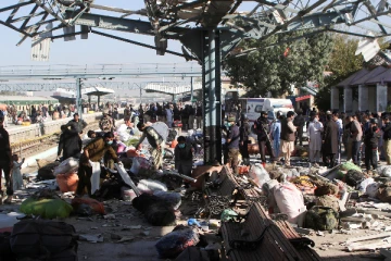 பாகிஸ்தானில் ரெயில் நிலையத்தில் பயங்கர குண்டுவெடிப்பு; பலர் உடல் சிதறி பலி