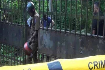 பாழடைந்த வீடு ஒன்றிற்கு அருகில் இருந்து இரு பிள்ளைகளின் தந்தை சடலமாக மீட்பு