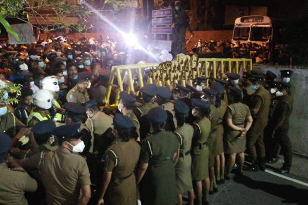 கோட்டாபயவின் வீட்டிற்கு செல்லும் வழியை முற்றுகையிட்ட பல்லாயிரம் மக்கள் | People Protesting On The Way To President S House கோட்டாபயவின் வீட்டிற்கு செல்லும் வழியை முற்றுகையிட்ட பல்லாயிரம் மக்கள் | People Protesting On The Way To President S House