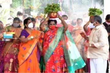 தலையில் பொங்கல் பானை சுமந்த தமிழிசை - என்ன காரணம்?