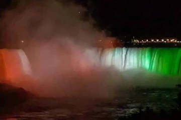 உலகப் புகழ் பெற்ற நயாகரா அருவி மூவர்ணத்தில் ஒளிர்ந்த இந்திய தேசிய கொடி!