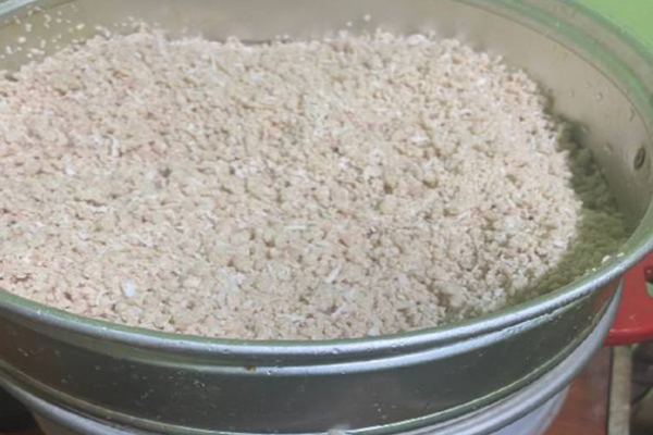 இலங்கையில் ரைஸ் குக்கரில் கறி சமைக்கும் நிலைக்கு தள்ளப்பட்ட மக்கள்...வைரலாகும் புகைப்படம் | People Pushed Of Cooking Meet In A Rice Cooker