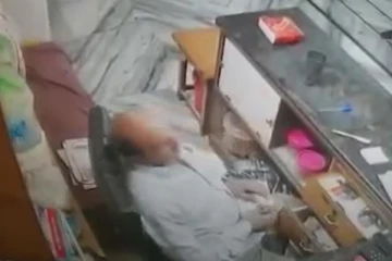 பரபரப்பாக வேலை செய்தவர் அமர்ந்திருந்த போதே மரணம்! என்ன நடந்தது தெரியுமா? பதறவைக்கும் வீடியோ