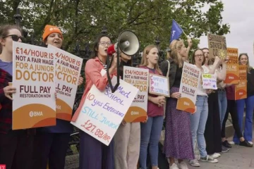 பிரித்தானியாவில் பணியை புறக்கணித்து போராட்டத்தில் ஈடுபடும் மருத்துவர்கள்!