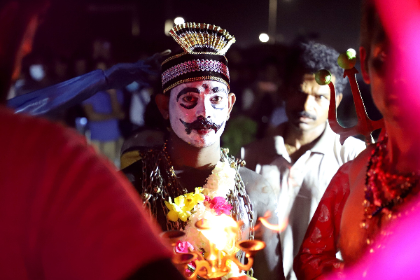 உடுக்கு, பறை இசை முழங்க மாடன் பத்திரகாளி பூஜை நடத்திய போராட்டக்காரர்கள்! | Protesters Perform Madan Bhattirakali Puja Uduku
