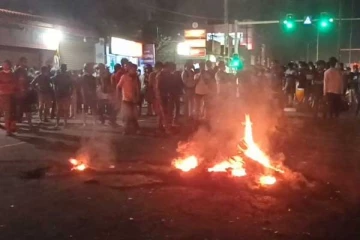 வீதியில் டயர்களை எரித்து மக்கள் ஆர்ப்பாட்டம் - கொழும்பு புறநகர் பகுதியில் ஆர்ப்பாட்டம்