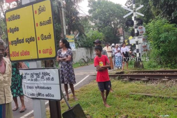வெலிகம பகுதியில் ரயிலுடன் மோதிய முச்சக்கர வண்டி! பரிதாபமாக உயிரிழந்த சாரதி | Auto Collided With A Train In Weligama Area Died