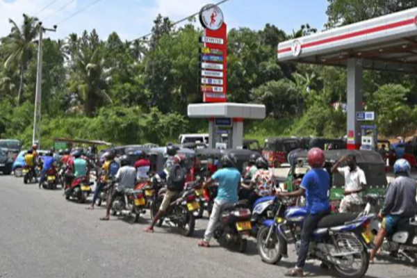 இலங்கையில் எரிபொருள் தட்டுப்பாடு..அரசு ஊழியர்கள் நாளை பணிக்கு வர வேண்டாம் - பிரதமர் ரணில் விக்ரமசிங்கே..! | Fuel Shortage In Srilanka Pm Ranil Wickremesingh