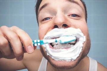 ஆபத்து... தயவு செய்து பல் துலக்கும்போது இந்த பிழையை மறந்தும் கூட செய்யாதீர்கள்!