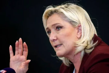 பண மோசடி வழக்கில் குற்றம் சாட்டப்பட்ட மரீன் லு பென்