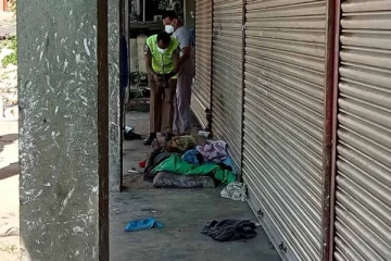 ஆணொருவர் பொல்லால் தாக்கப்பட்டு படுகொலை : பேருந்து தரிப்பிடத்திலிருந்து சடலம் மீட்பு (Photo)