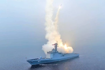 බිහිසුණු යුධ ගැටුම් මැද උතුරු කොරියාව ටොන් 5000ක මිසයිලයක් අත්හදා බලයි