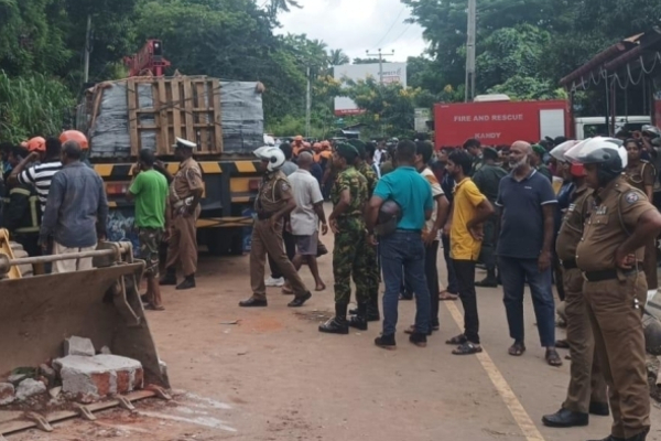 இடிபாடுகளுக்குள் சிக்கிய பெண் சந்தித்த திக் திக் நிமிடங்கள்.. கடுகண்ணாவை துயரத்தின் வெளிப்படுத்தல்கள்! | Woman Who Saved From Kadugannawa Landslide