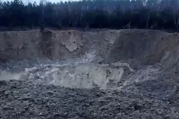 ரஷ்ய ஏவுகணை வெடித்து சிதறியதால் ராட்சத பள்ளம்!