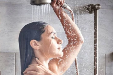 முடி அதிகமாக கொட்டுதா? இனியும் இந்த தவறை செய்யாதீங்க!