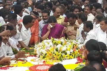 தொண்டர்களையும், கழகத்தையும், அம்மாவும், தலைவரும் காப்பாற்றுவார்கள் என்று நம்புகிறேன் - சசிகலா