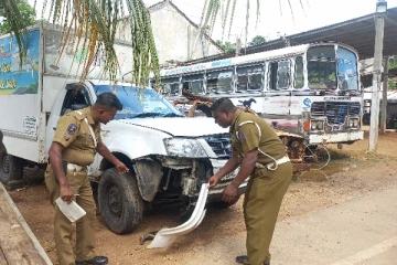 புத்தளம்-கொழும்பு பிரதான வீதியில் விபத்து: இருவர் படுகாயம்(Photos)