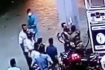 පොලිස් නිලධාරියෙකු සහ හමුදා නිලධාරියෙකු අතර ගුටිබැට හුවමාරුවක් - ඉන්ධන පිරවුම්හලක් උණුසුම් වෙයි..(CCTV VIDEO)