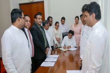 சபாநாயகருக்கு எதிராக நம்பிக்கையில்லாப் பிரேரணையில் எதிர்க்கட்சி கையெழுத்து