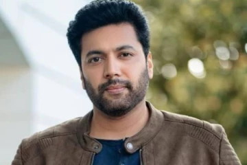 ரவி மோகனை தொடர்ந்து தனது பெயரை மாற்றியுள்ள பிரபல நடிகர்.. புது பெயர் இனி இதுதானா?