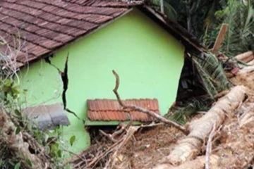 மண்மேடு வீழ்ந்ததில் பெண்ணொருவர் மரணம்: இருவர் படுகாயம்