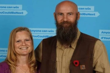 ஒரு மூக்கு கண்ணாடியால் தம்பதிக்கு கிடைத்துள்ள பல கோடி பணம்! எப்படி தெரியுமா? சுவாரசிய தகவல்