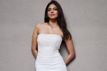 செம ஸ்டைலாக வெள்ளை நிற உடையில் நடிகை மாளவிகா மோகனன் எடுத்த கலக்கல் போட்டோ ஷுட்