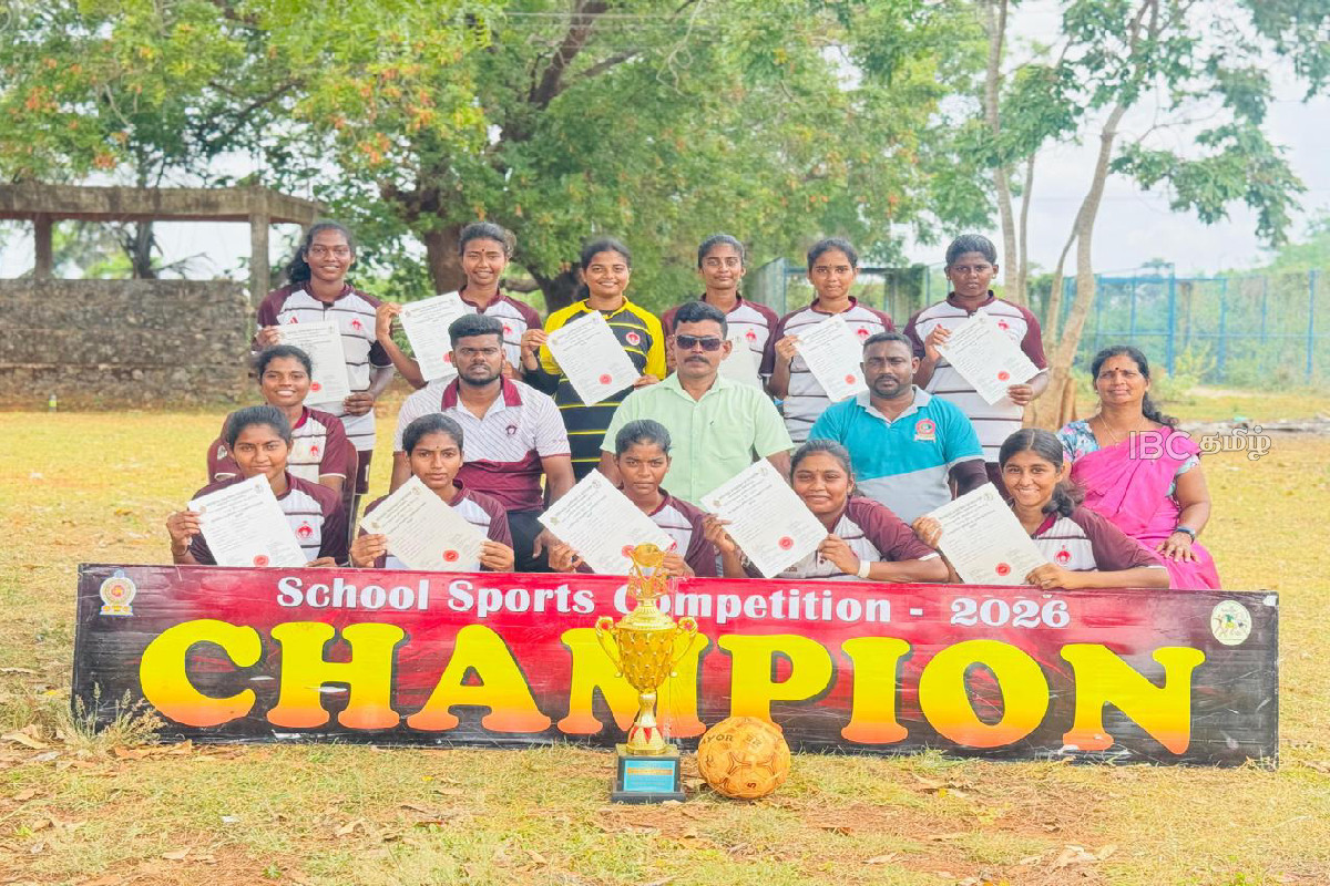 வீறுநடைபோடும் தெல்லிப்பளை மகாஜன பெண்கள் உதைபந்தாட்ட அணிகள்: வடக்கில் தொடர் வெற்றி | Mahajana Women S Football Teams Champions