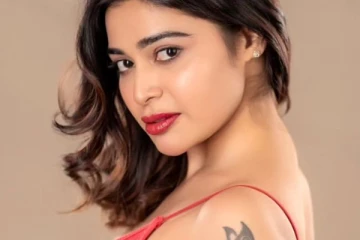 சிகப்பு நிற கவர்ச்சி ஆடையில் போஸ்6.. ருத்ர தாண்டவம் பட நடிகை தர்ஷா..