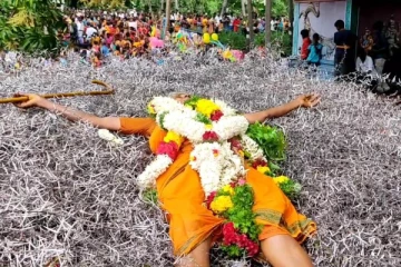 முள் படுக்கையில் தவம் கிடந்த பெண் சாமியார் - குவிந்த பக்தர்கள்
