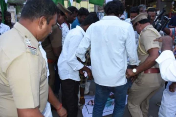 சீமான் படத்தை எரிக்க முயன்றதால் ஏற்பட்ட பரபரப்பு