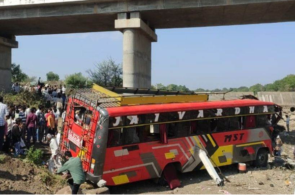 bus-fallen-from-bridge-15-people-died-in-khargone