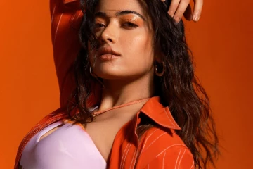 அட்டைப்படத்திற்கு ராஷ்மிகா கொடுத்த ட்ரெண்டி போஸ்!