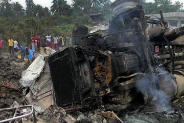 எரிபொருள் பாரஊர்தி வெடித்து சிதறியதில் 95 பேர் உயிரிழப்பு