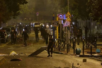 பிரான்ஸில் 17 வயது சிறுவன் சுட்டுக்கொலை: பொலிஸாருக்கு எதிராக போராடிய150 பேர் கைது!