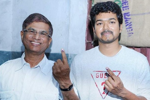 இளைய தளபதி பட்டம் எனக்கு சொந்தம்.. விஜய் அப்பாவிடம் சண்டை போட்ட நடிகர் | Saravanan Fight Vijay Father For Ilayathalapathy