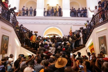 ஜனாதிபதி மாளிகையில் இருந்து ஆர்ப்பாட்டக்காரர்களின் கைரேகைகளை சேகரிக்கும் அதிகாரிகள்