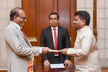 රටම බලන් සිටි පුටුව අනුර කරුණාතිලකට - බලශක්ති අමාත්‍ය ධුරයේ දිවුරුම් දෙයි