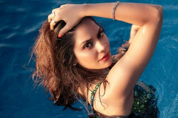 நீச்சல் உடையில் நடிகை பிக் பாஸ் ஐஸ்வர்யா தத்தா: வைரல் புகைப்படங்கள்