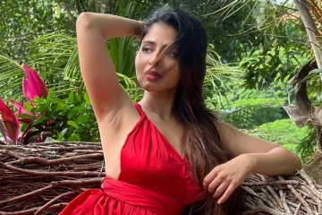 நடிகை ஐஸ்வர்யா மேனன் வெளிநாட்டில் ஹாட் உடையில் போட்டோஷூட்