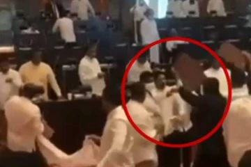 சபையில் நாடாளுமன்ற உறுப்பினர்களுக்கு இடையே கடுமையான மோதல்!