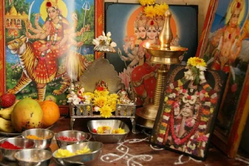 தயவு செய்து பூஜை அறையில் இந்த சாமி படங்களை மட்டும் வைக்காதீர்கள்.... மீறினால் என்ன நடக்கும் தெரியுமா?