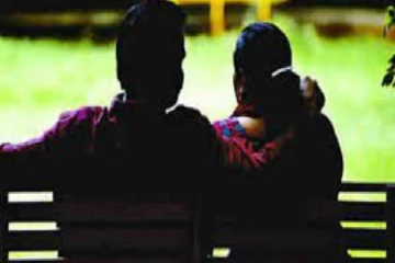 வெளிநாட்டில் இருந்து வந்த பெண்ணுக்கு காத்திருந்த துயரம்; பொலிஸ் தலைமையகத்தில் விபரீத முடிவு