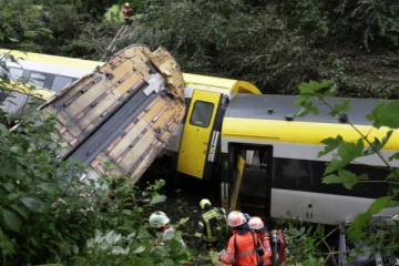 ஜேர்மனியில் புகையிரதம் தடம் புரண்டு மூவர் பலி