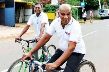 இறுதிச்சடங்கிற்கு  சைக்கிளில் வந்த முன்னாள் ஆளுநர் ரெஜினோல்ட் குரே! (Photos)