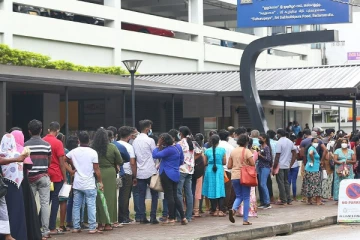 இலங்கையை விட்டு வெளியேறக் காத்திருக்கும் ஆயிரக்கணக்கானோர்