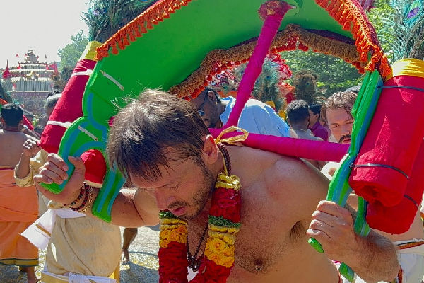 கனடாவில் பலரை வியப்பில் ஆழ்த்திய வெள்ளைக்காரரின் பக்தி! | White Man Who Took Kavadi In Canada Murukan Temple