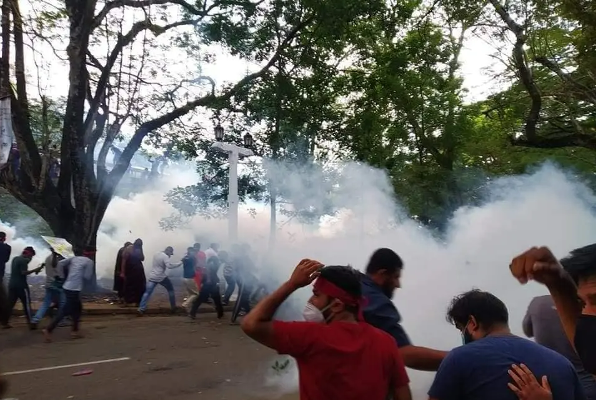 ஆர்ப்பாட்டக்காரர்களும் கண்ணீர் புகைக்குண்டுகளை பயன்படுத்துவதாக ரணில் தெரிவிப்பு | Ranil Claims That Protesters Also Using Tear Gas
