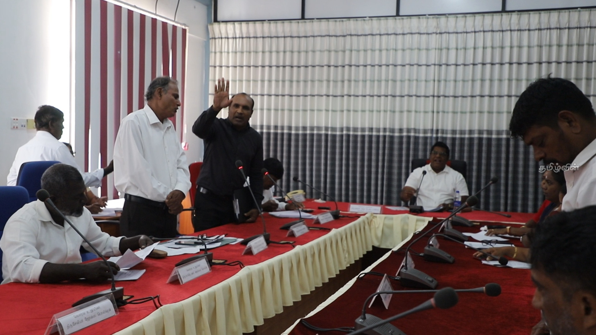 மன்னார் நகர சபையின் மாதாந்த அமர்வில் அமளிதுமளி! சபை உறுப்பினர்கள் ஐவர் வெளிநடப்பு 6 Gallery